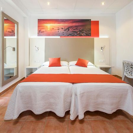 Hostal Adelino Сан-Антонио-Абад Экстерьер фото
