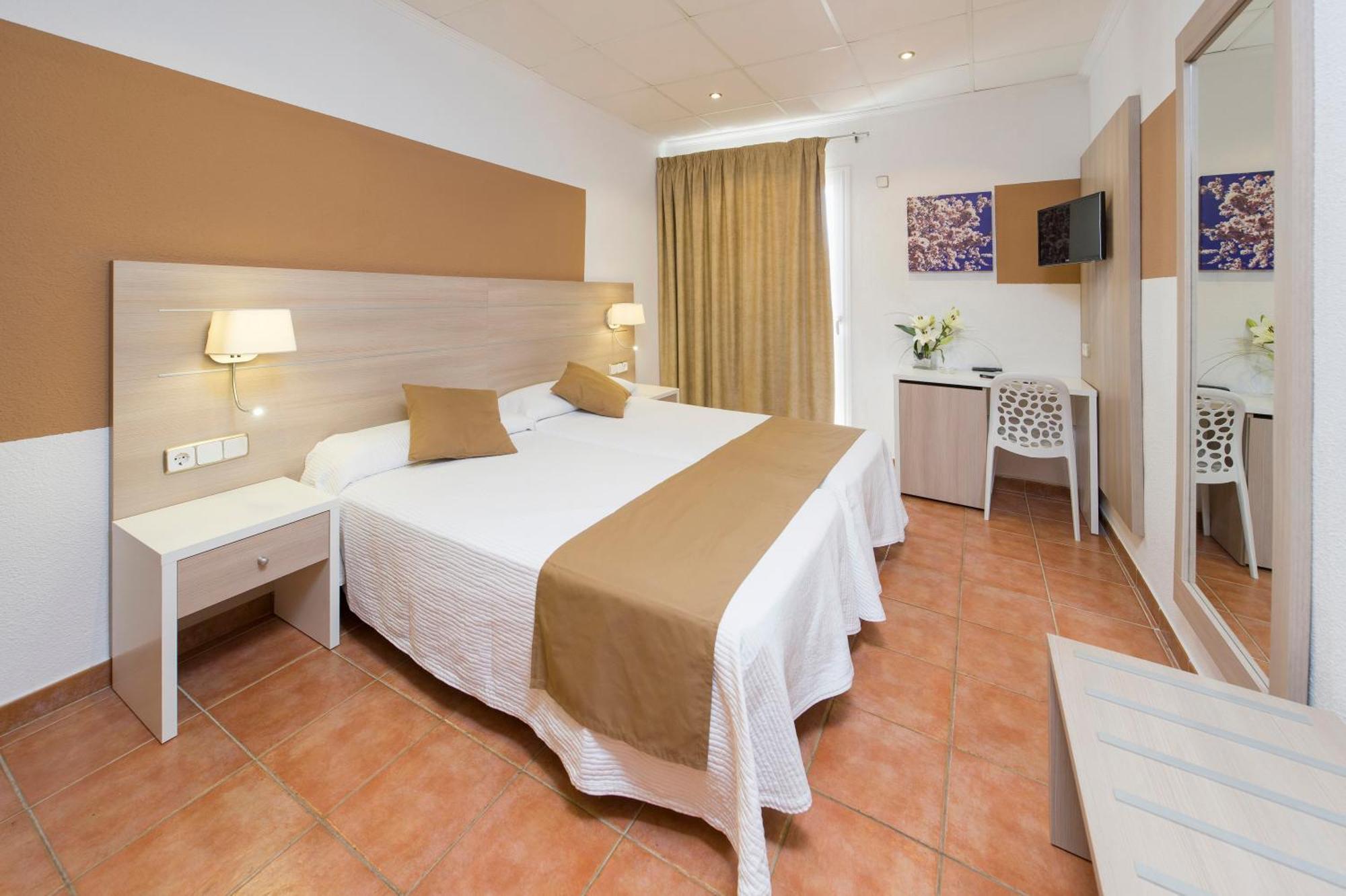 Hostal Adelino Сан-Антонио-Абад Экстерьер фото